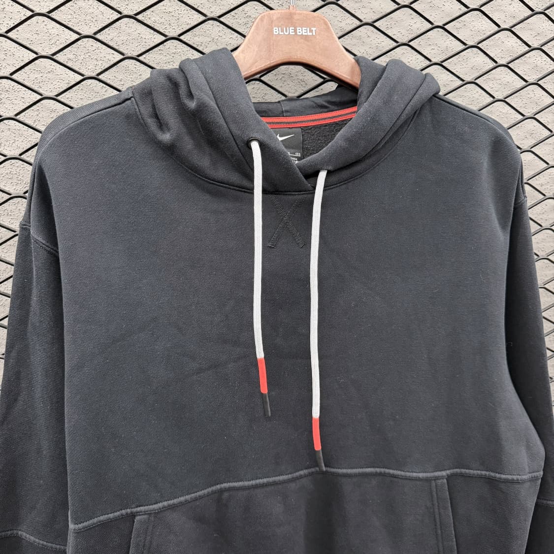 나이키 카이리 어빙 후드티 레드스트링 측면 레터링 디테일 블랙 상품이미지4