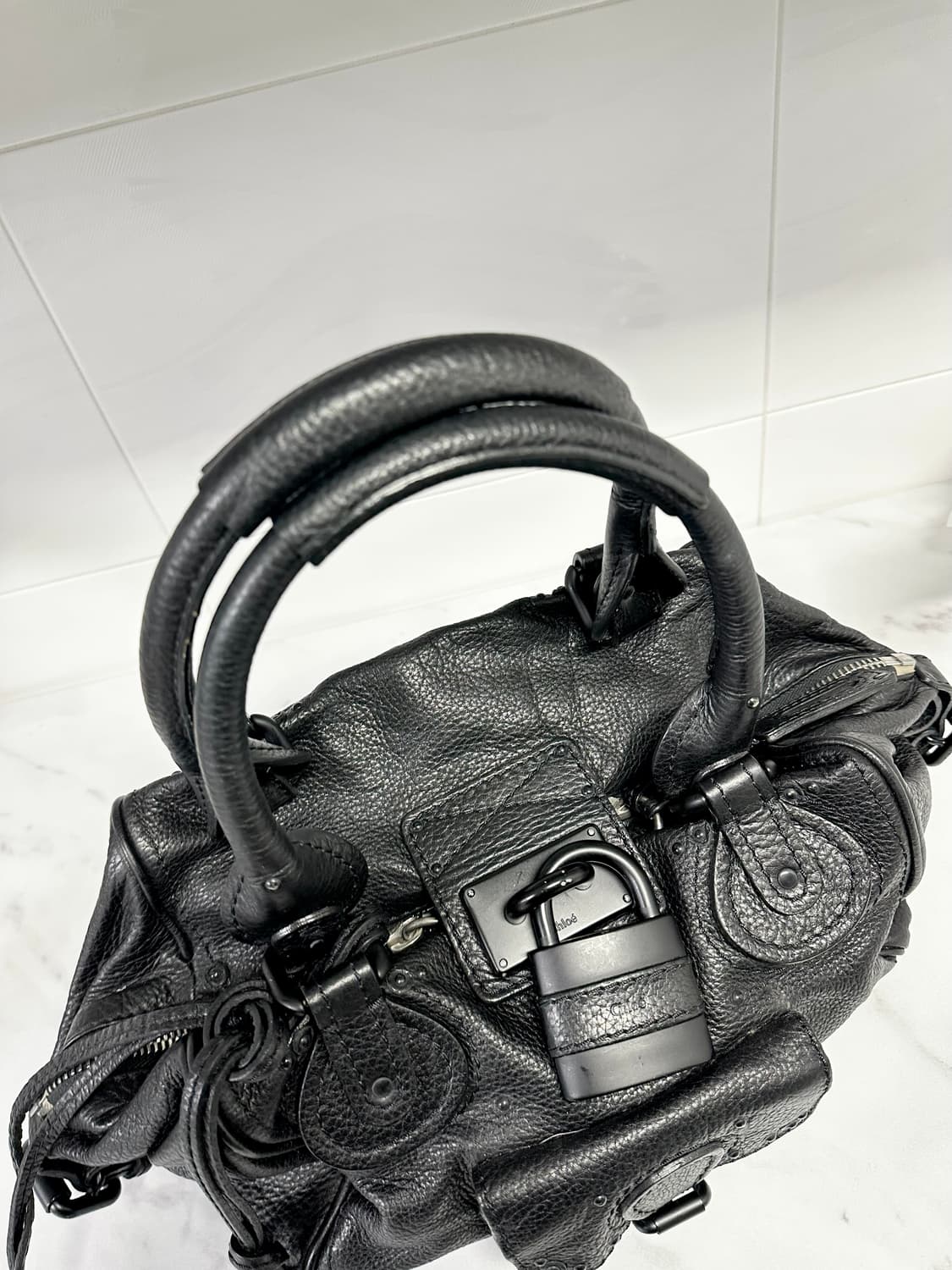 ❌거래중[A+ 정품] 끌로에 패딩턴백 올블랙 상품이미지3