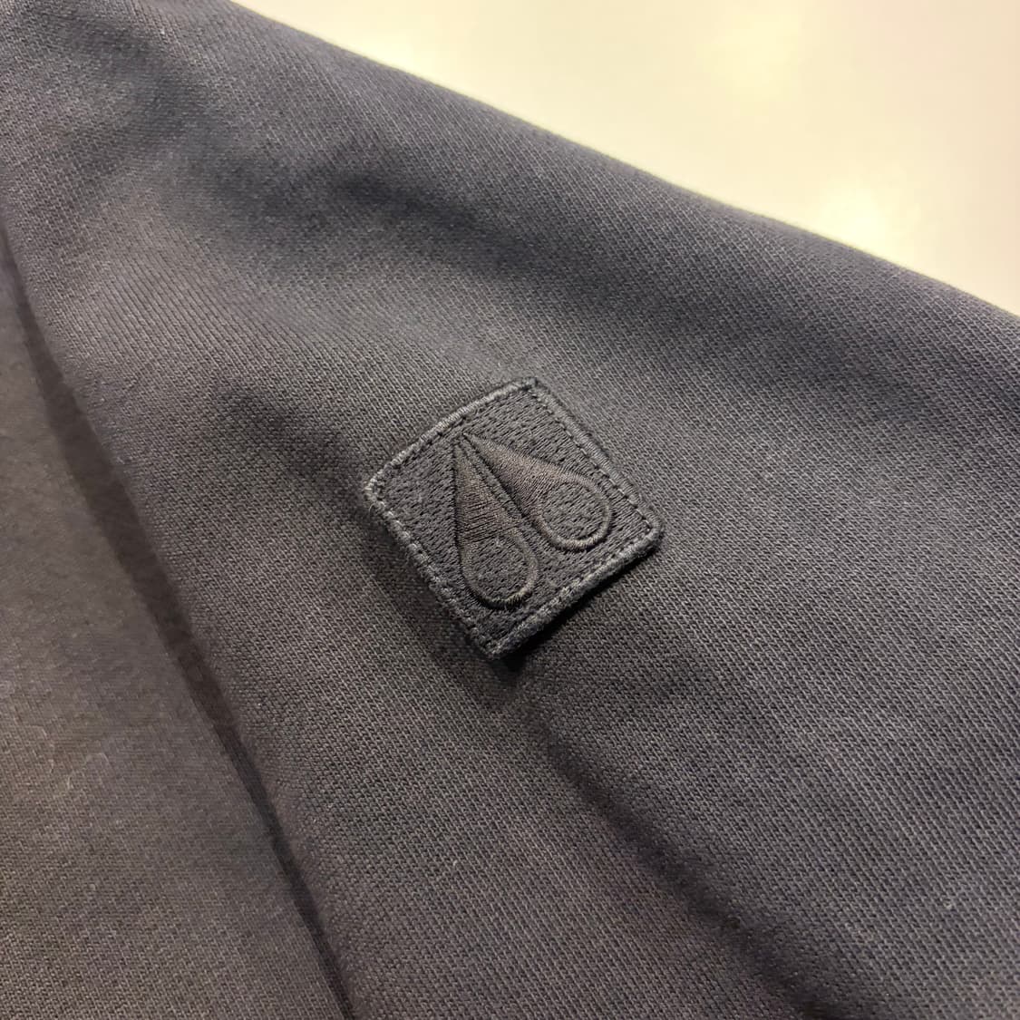 [L] 무스너클 블랙 로고 맨투맨 티셔츠 C8 상품이미지4