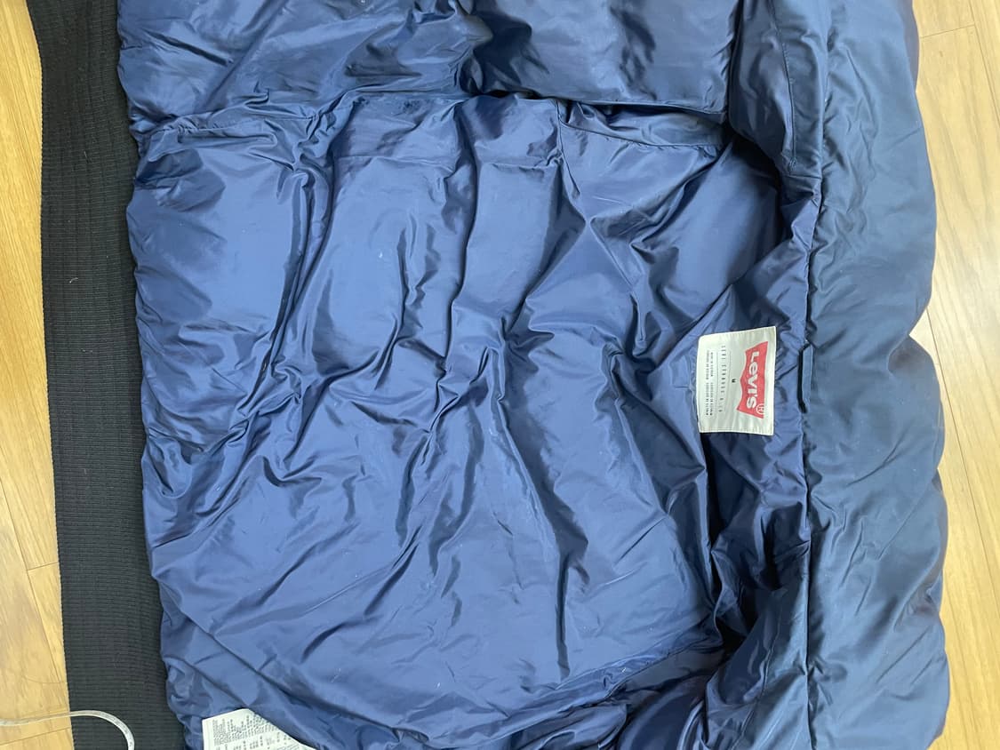 리바이스 네이비 패딩 M사이즈입니다. 충전재는 오리털 70%, 깃털 30 상품이미지4