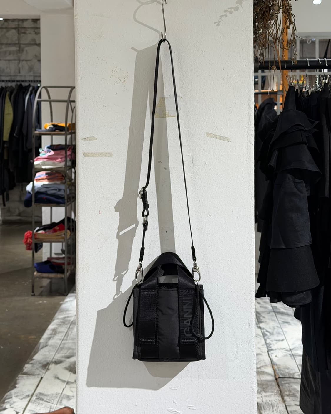 가니 블랙 24ss 로고 스트랩 미니 테크 토트백 상품이미지4