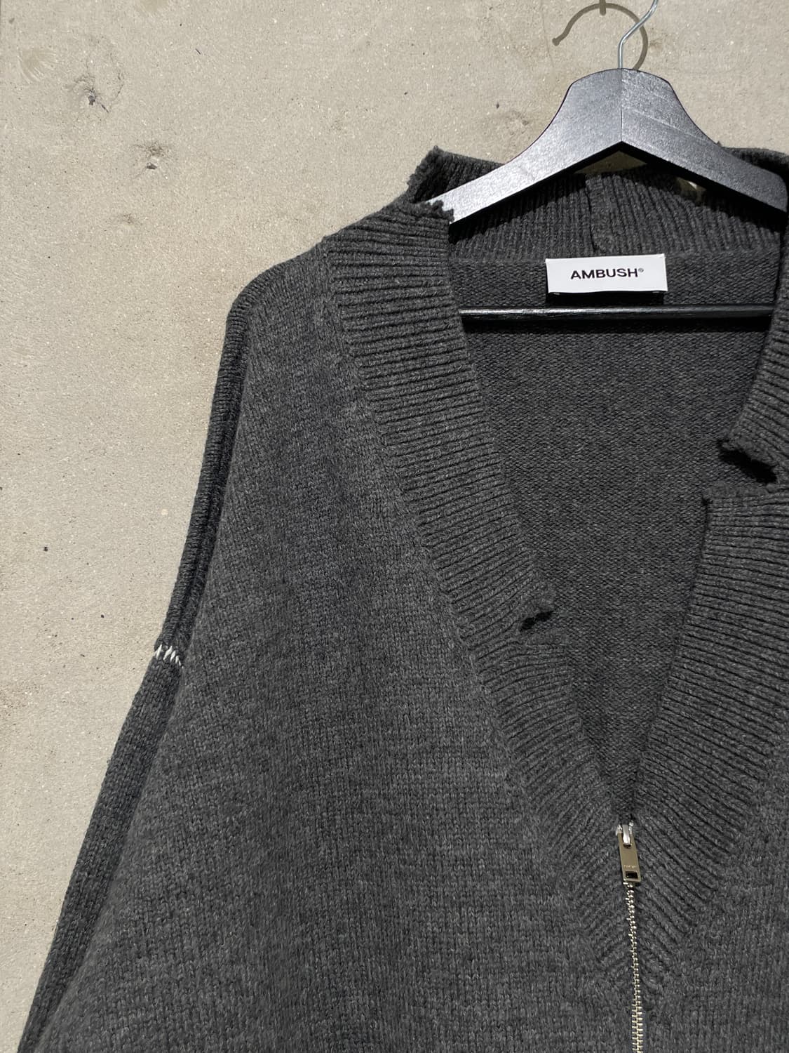 엠부쉬 차콜 필트 패치 니트 집 디스트레스드 가디건 상품이미지2