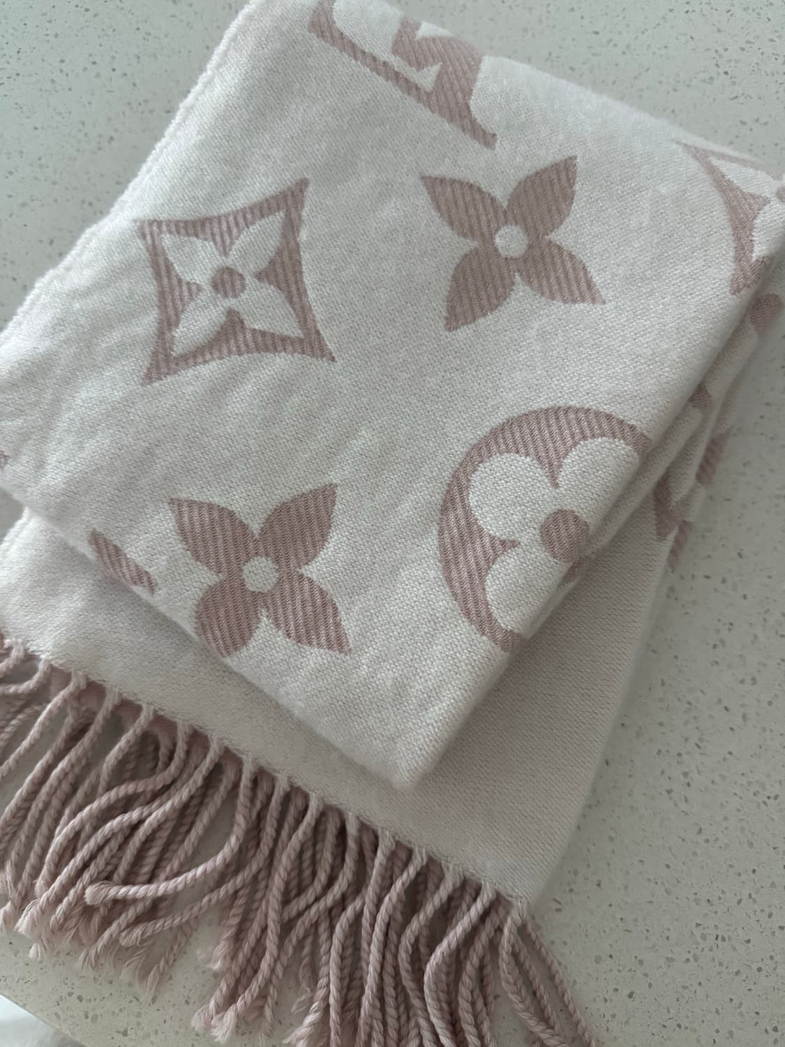 루이비통 머플러 LV에센셜 베쥬로즈 상품이미지1