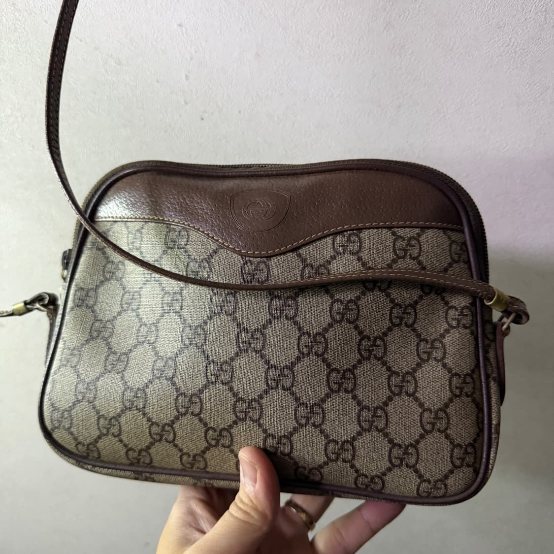 빈티지 구찌 GG슈프림 로고 반달 크로스백 상품이미지1