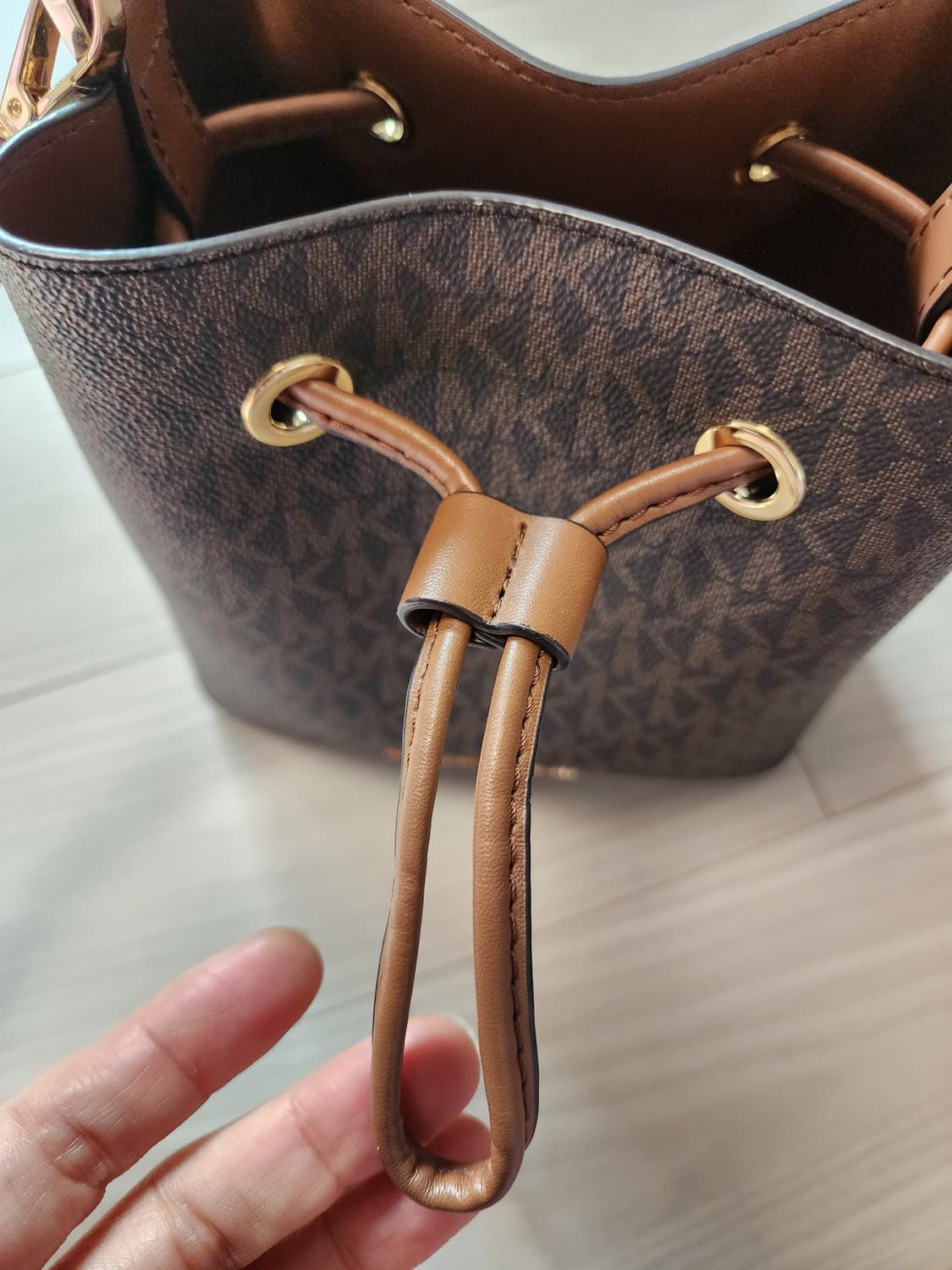 마이클코어스 MK로고 미니 버킷백  상품이미지6