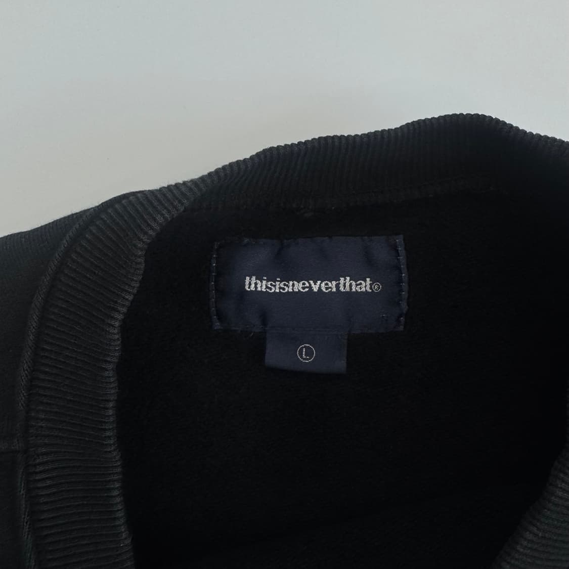 Thisisneverthat 디스이즈네버댓 스펠아웃 블랙 맨투맨 상품이미지5