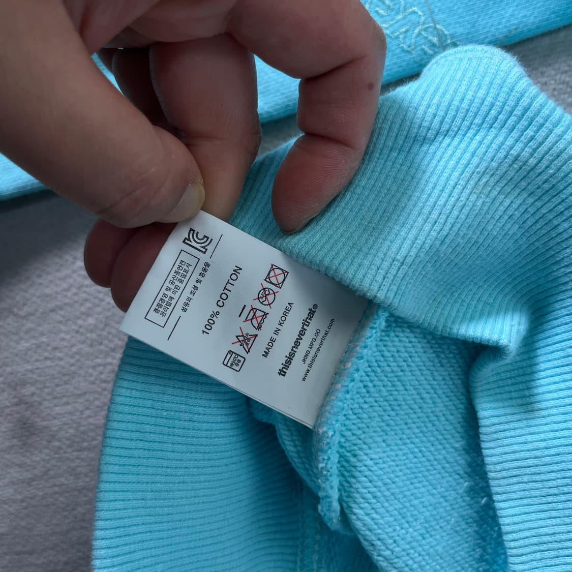 100 디스이즈네버뎃 자수로고 화이트 스카이 맨투맨 상품이미지6