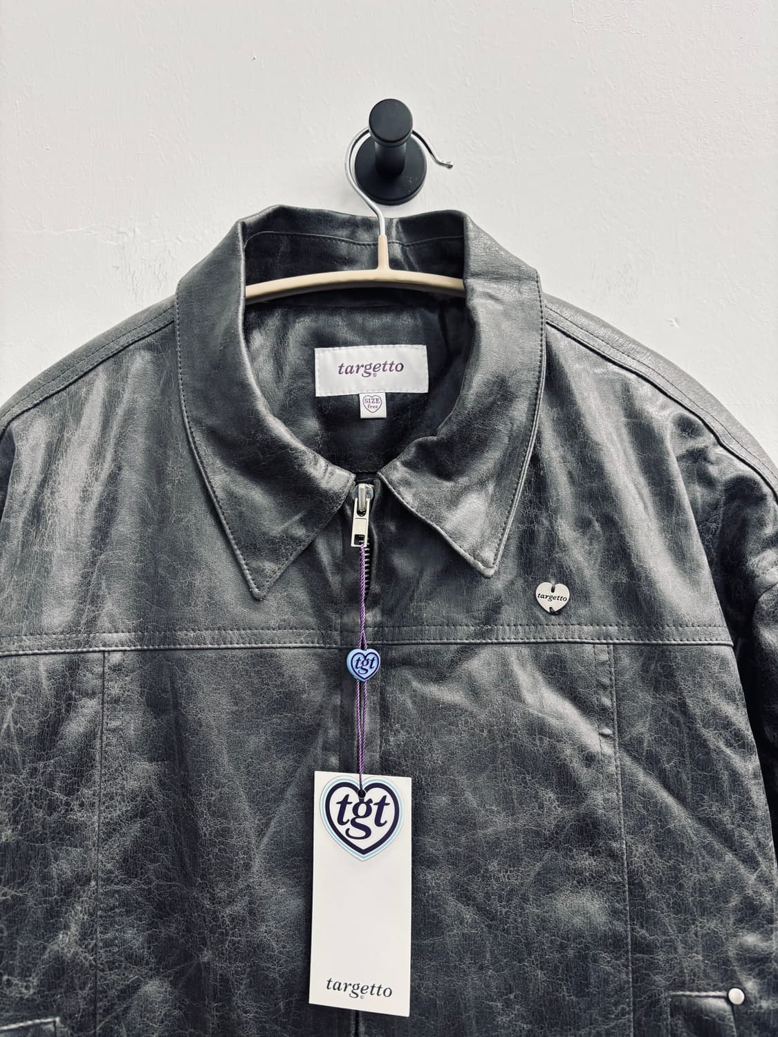 [새 상품] 타게토(TARGETTO) 크랙 비건 레더 자켓 차콜 상품이미지2