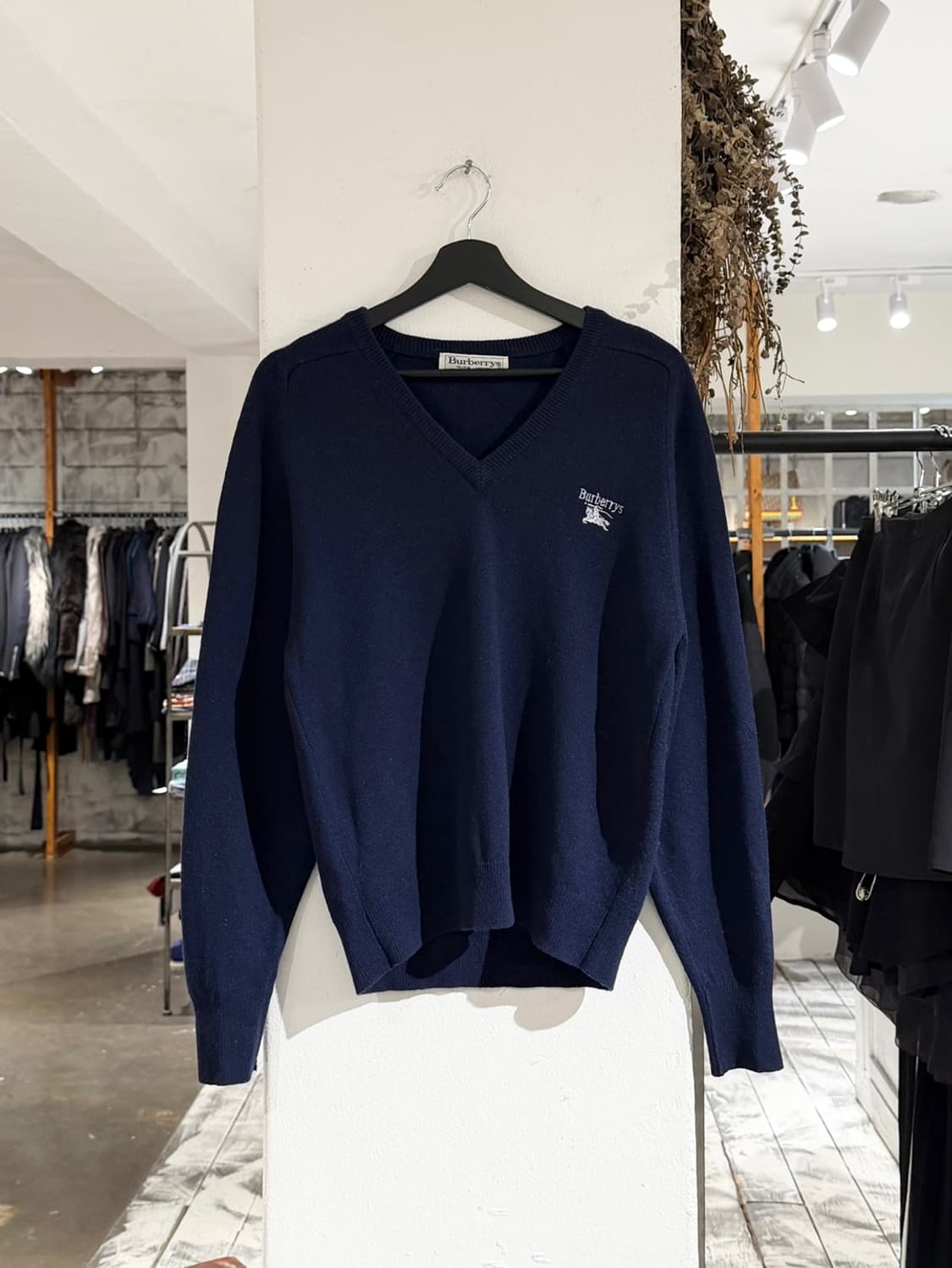 버버리 네이비 로고 램스울 브이넥 니트 상품이미지1