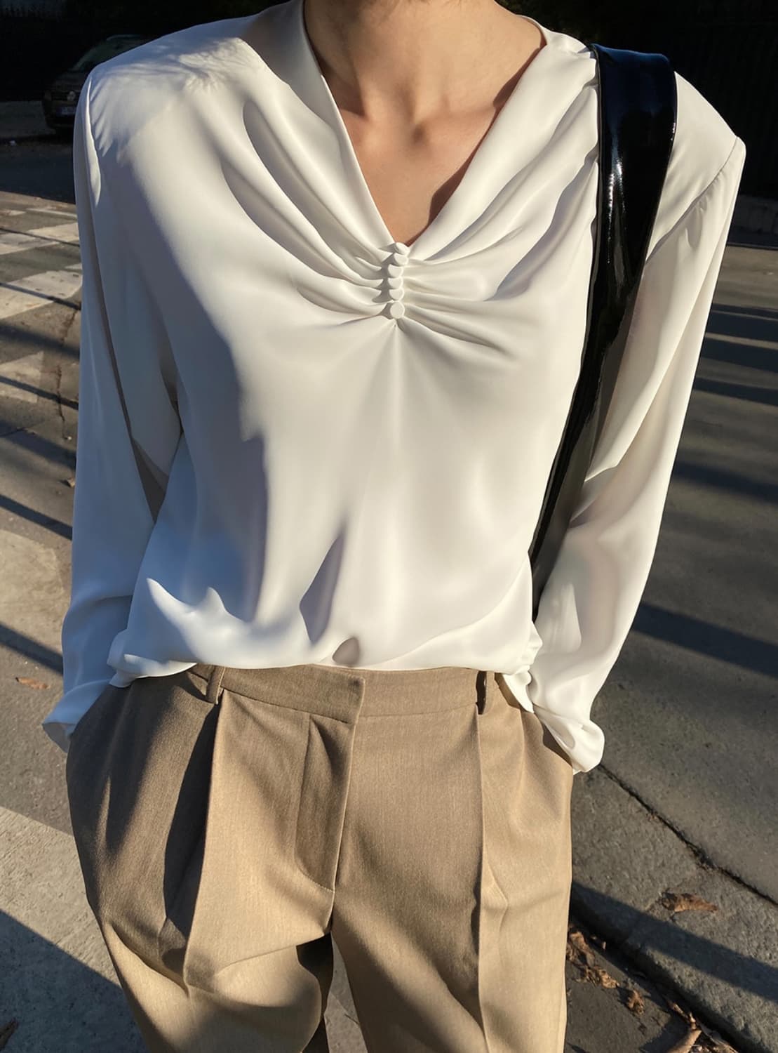 드래곤블루스 버튼V셔링블라우스 상품이미지1