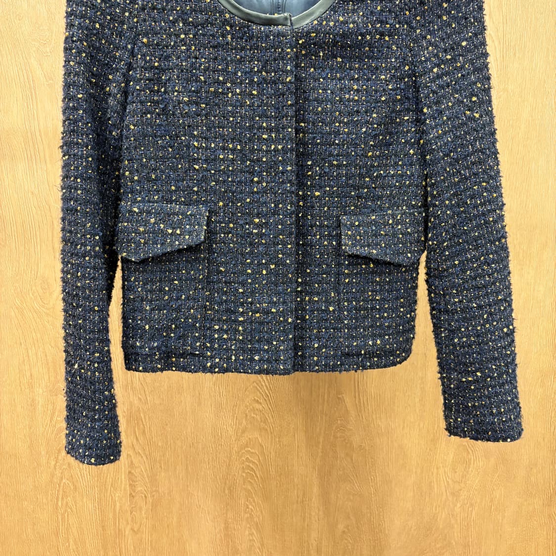 산드로 노카라 트위드 자켓 골드 컬러 포인트 믹스 포켓 디테일 네이비 상품이미지5