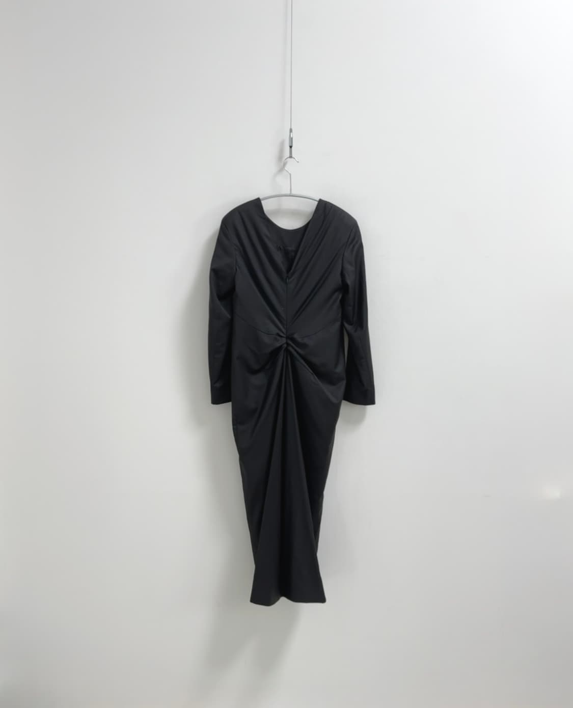 코스 백 드레이프 블랙 원피스 상품이미지7