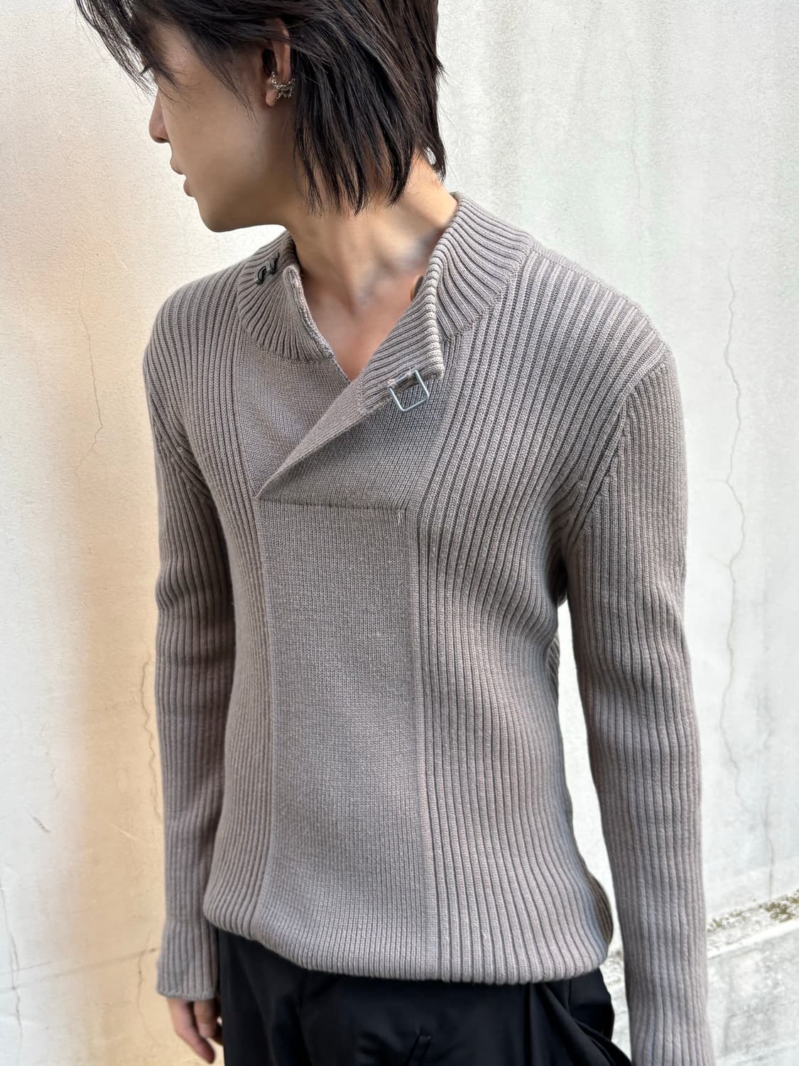 엠포리오 아르마니 후크 넥 스웨터 상품이미지2