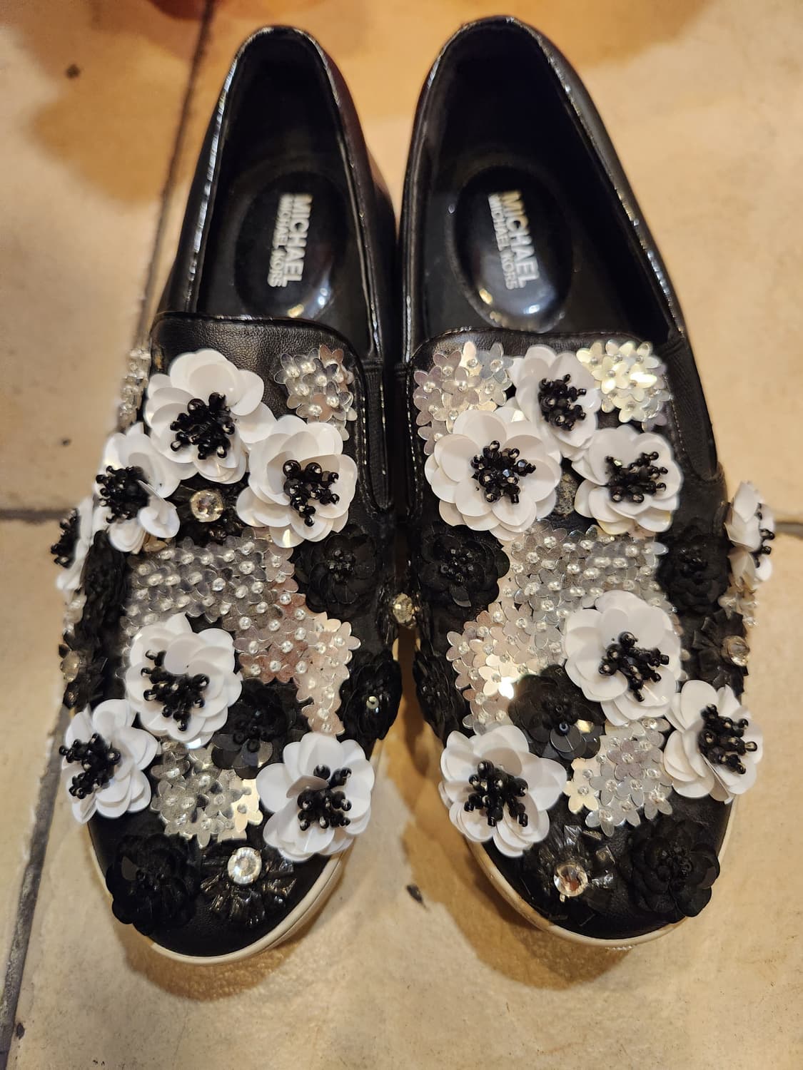 마이클코어스 블랙 플라워 슬립온 상품이미지1