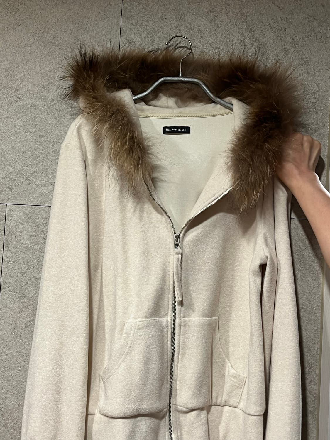 런웨이티켓 퍼 후드집업 아이보리 L 상품이미지4