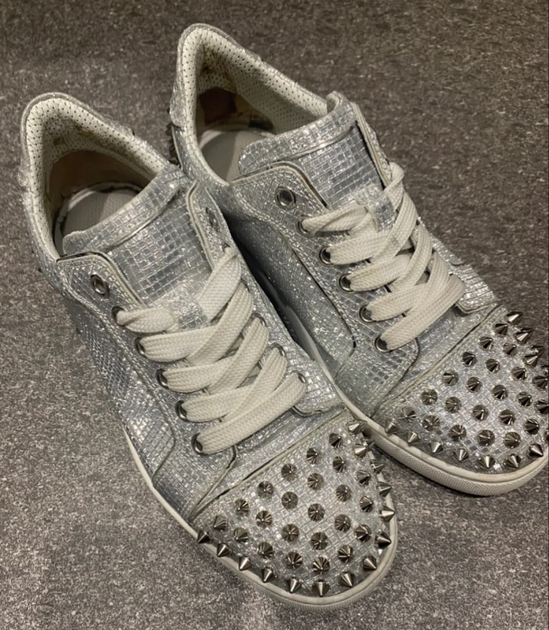 크리스찬 루부탱 스터드 스니커즈 상품이미지1