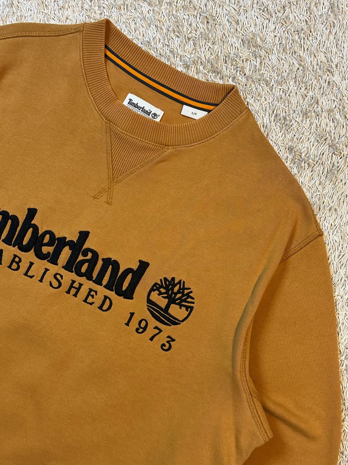 팀버랜드 TIMBERLAND 스펠로고 맨투맨 브라운 상품이미지2