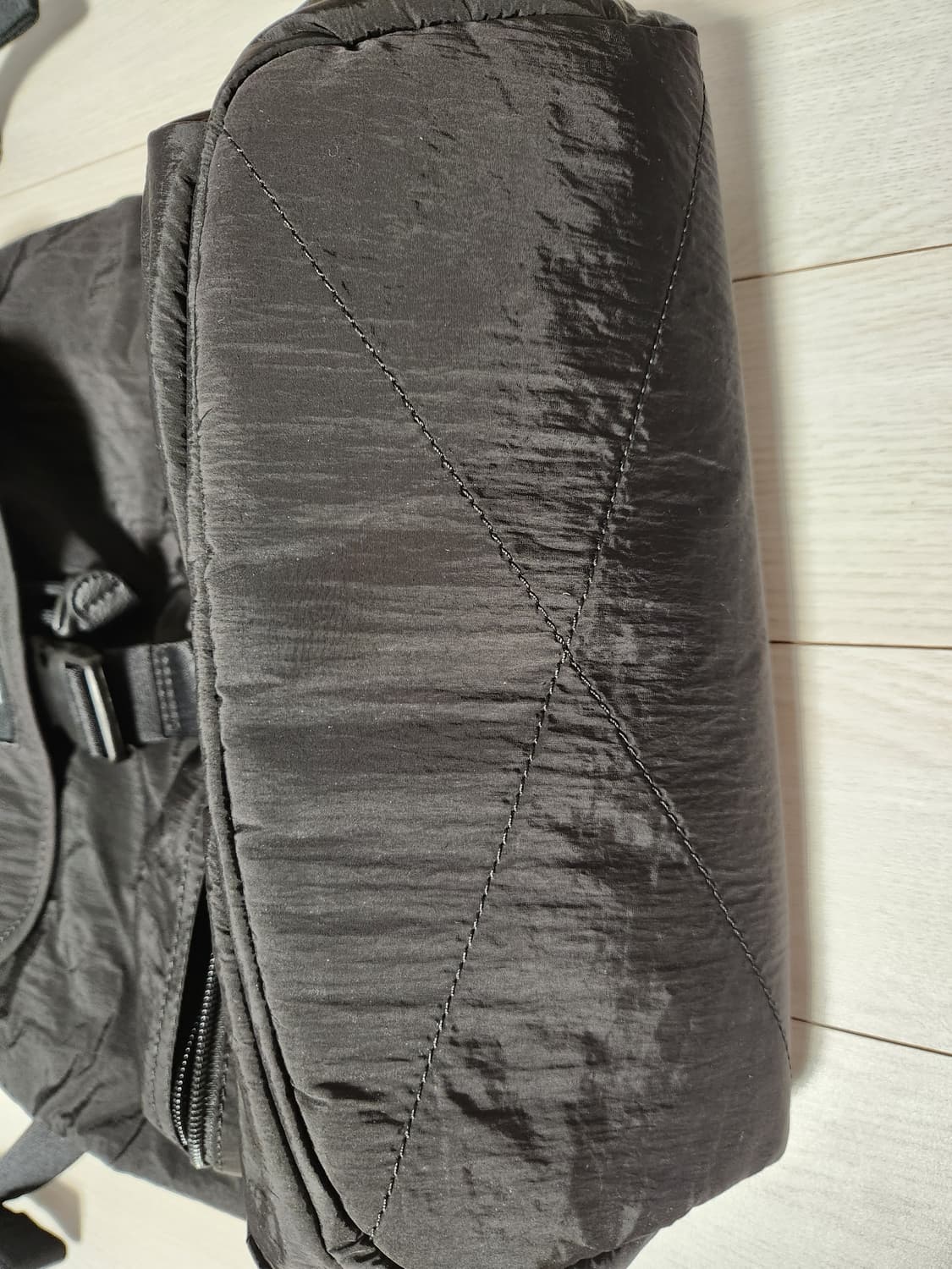 새상품급)캘빈클라인 진 여성 씨티 나일론 백팩

오염 하자 없이 깨끗해요 상품이미지5