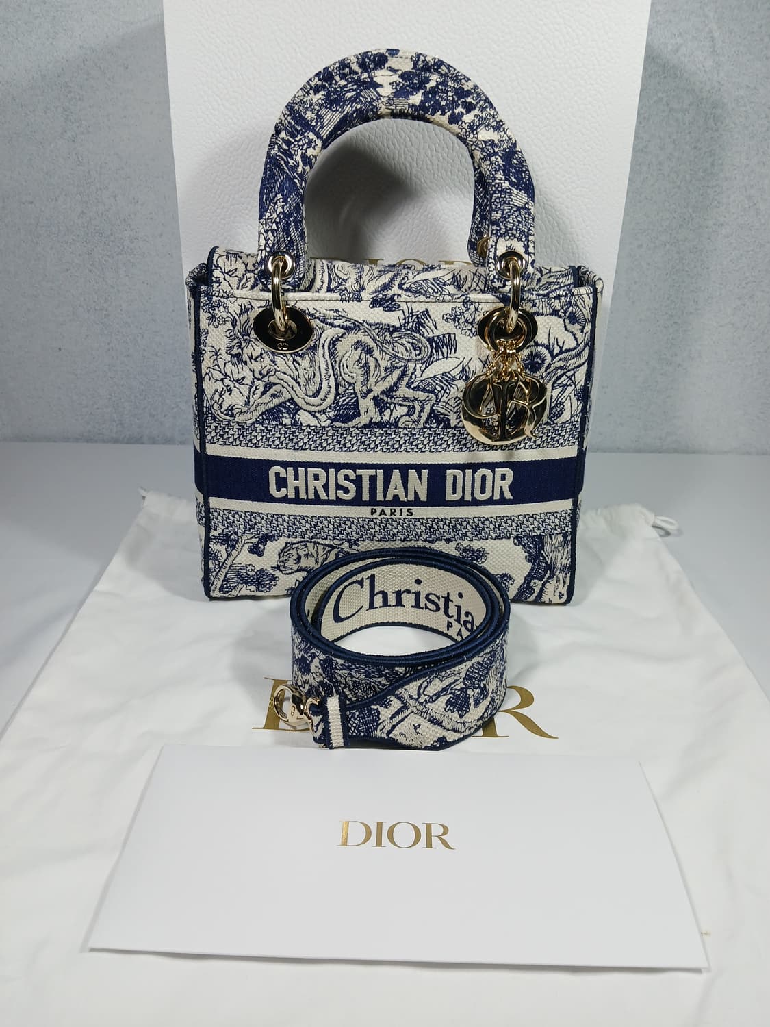 디올 디라이트 토트백 미듐 M0565OTDT 상품이미지1