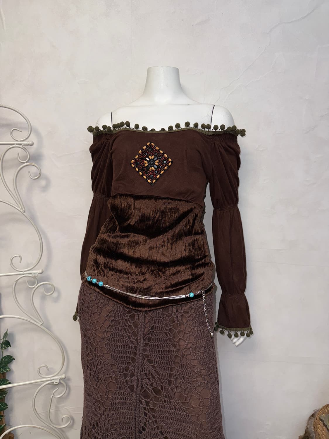 Dark brown ethnic velvet off shoulder bl 상품이미지1