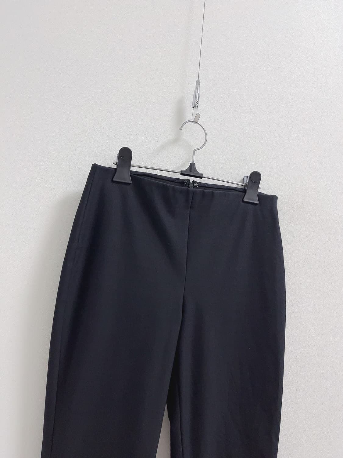 띠어리 블랙 크롭 부츠컷 팬츠 상품이미지2