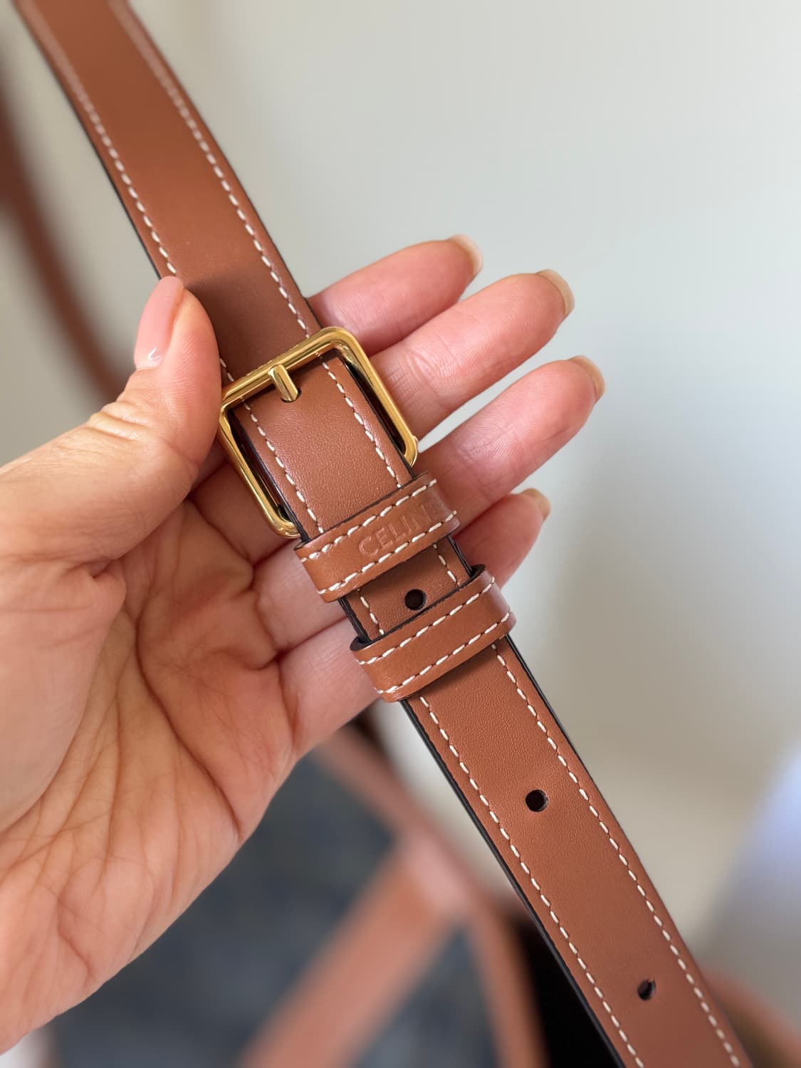 셀린느 트리오페 캔버스 카프스킨 버킷백 미듐 탄 상품이미지4