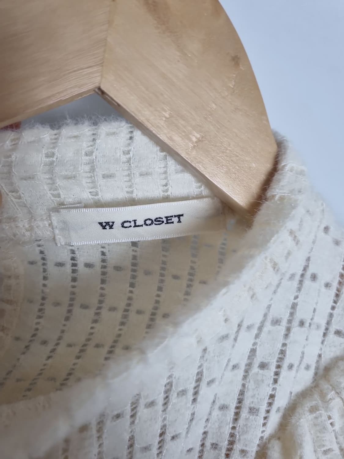 W CLOSET 크림 펀칭 러플 블라우스  상품이미지7