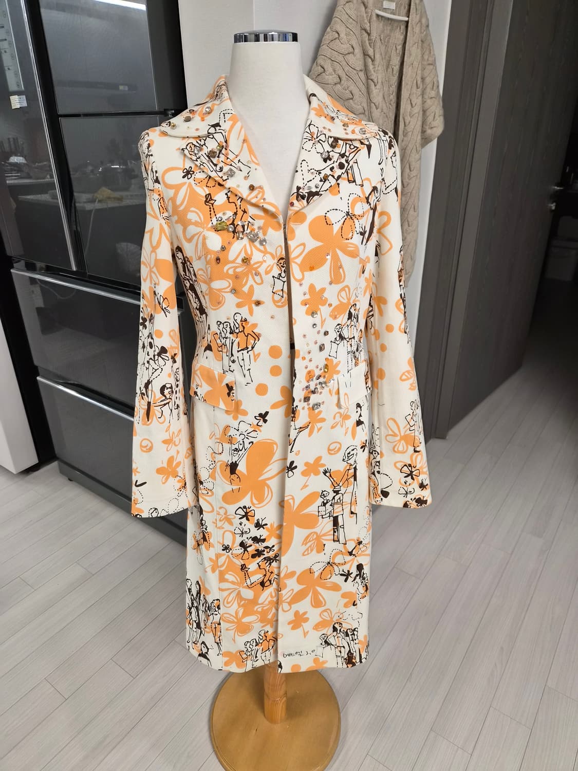 새상품 정품 손정완(SON JUNG WAN) 비즈 아트 드로잉 롱 자켓  상품이미지1