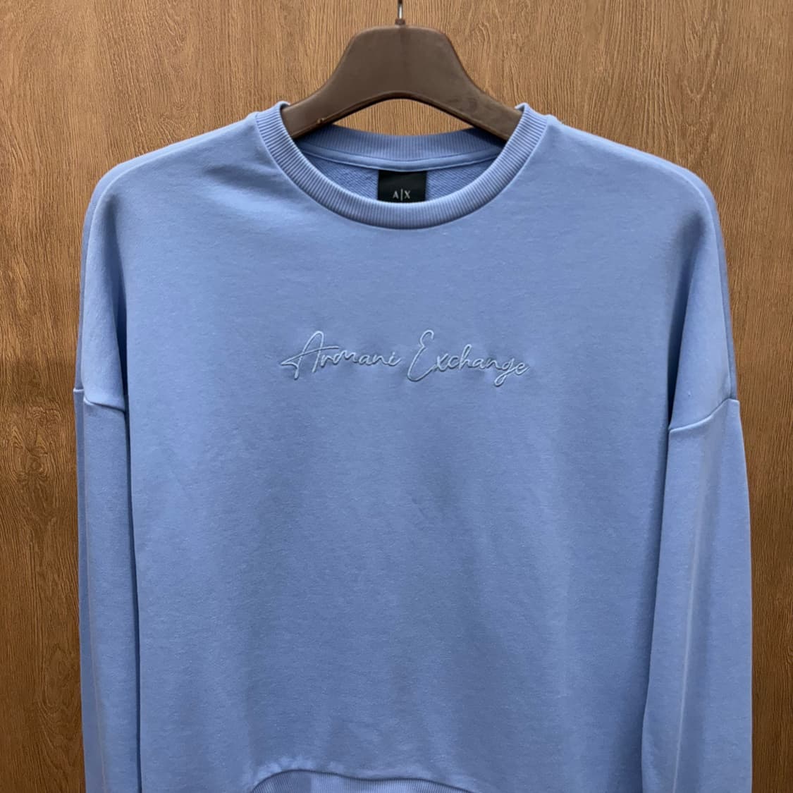 아르마니 익스체인지 맨투맨 시그니처 로고 자수 하이 로우 디테일 블루 상품이미지4