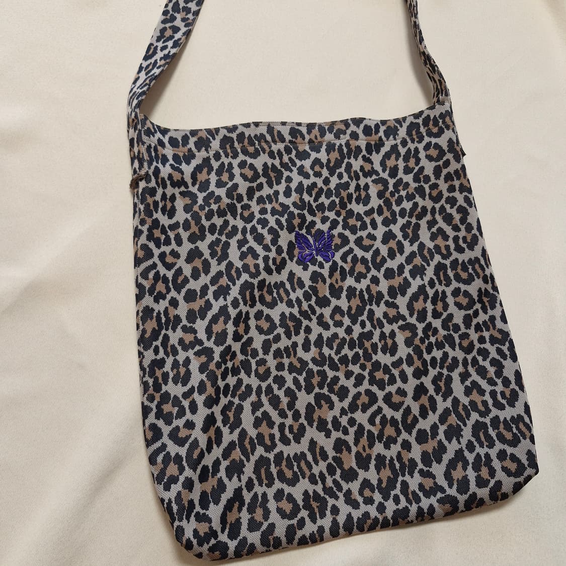 니들스 레오파드 북백 상품이미지3