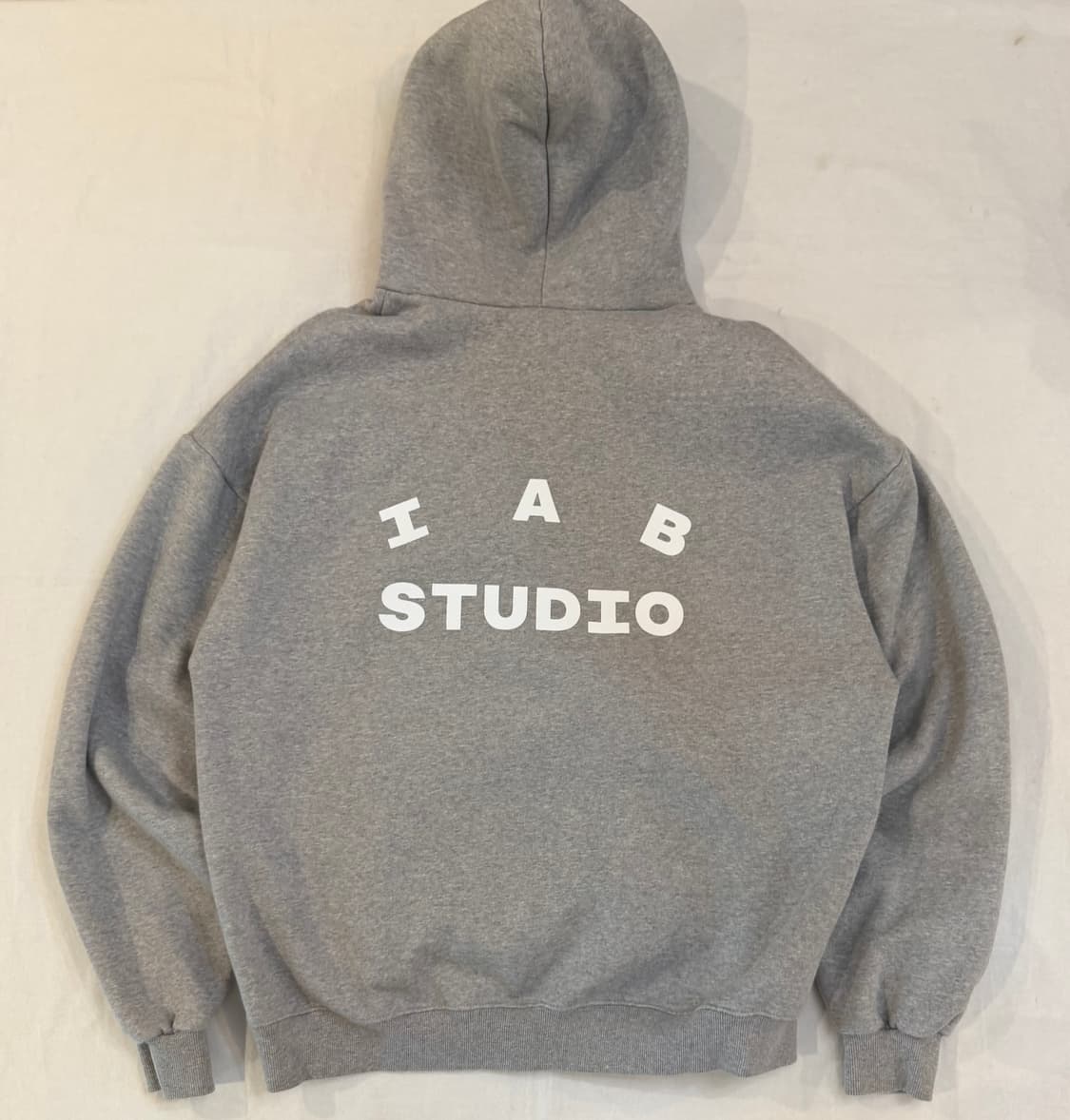 아이앱 스튜디오 그레이 화이트 후드티 상품이미지3