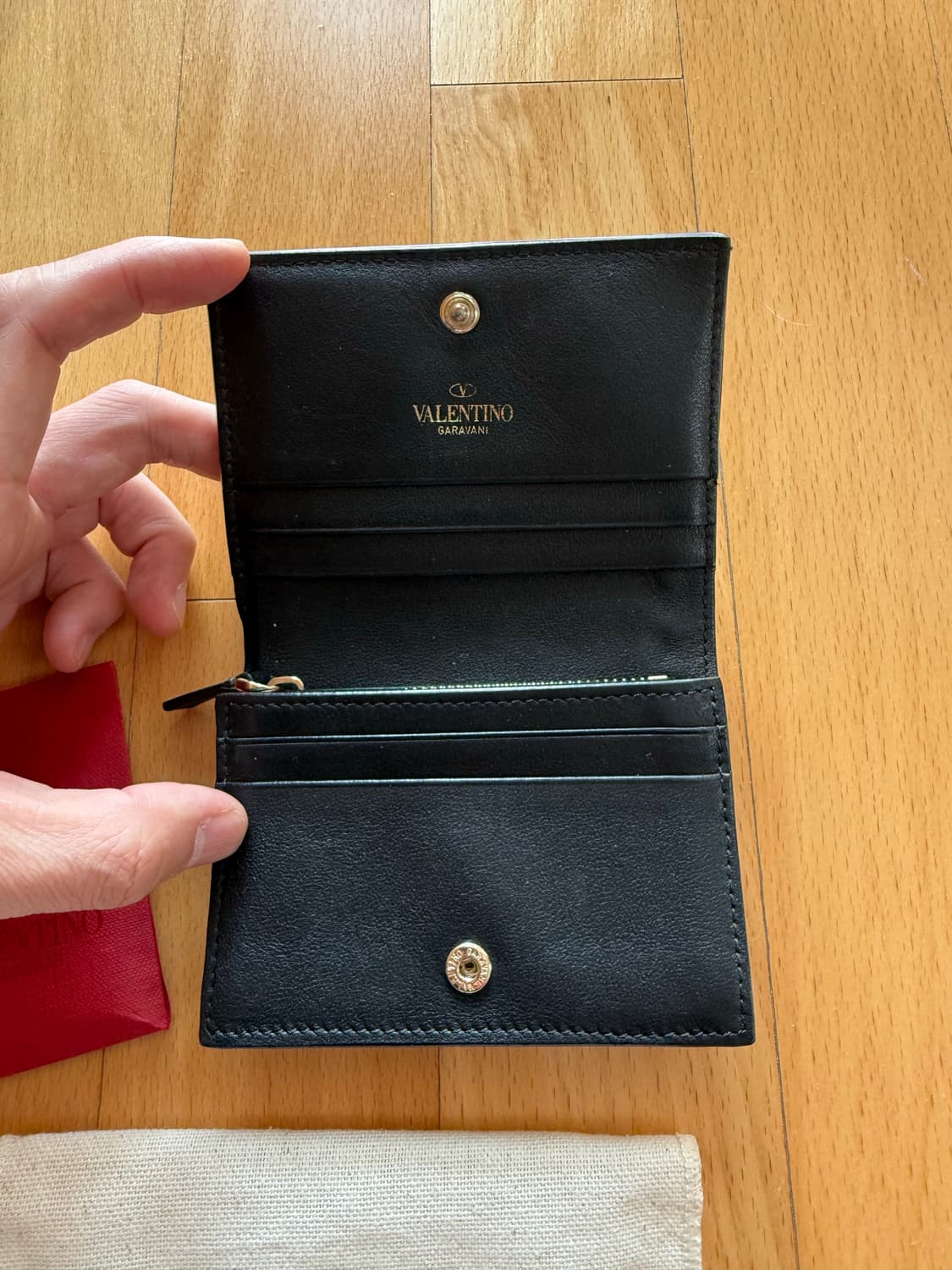 발렌티노 VALENTINO 지갑 중지갑 지퍼돌이 스터드 반지갑 명품지갑 상품이미지4