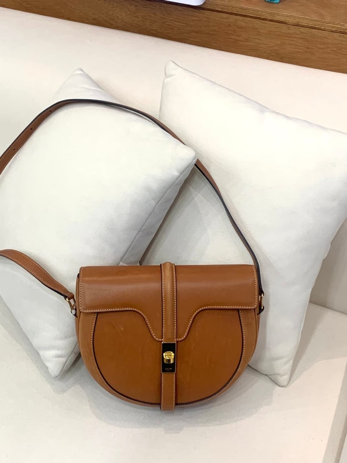 셀린느 카프스킨 베사체 16 크로스백 (정품) 상품이미지1