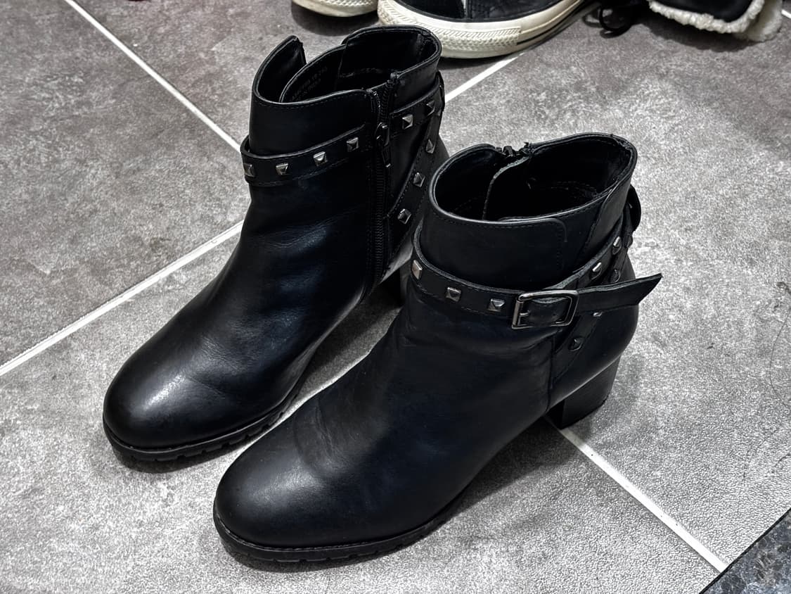 엘칸토 스터드 버클 락시크 앵클부츠 상품이미지1