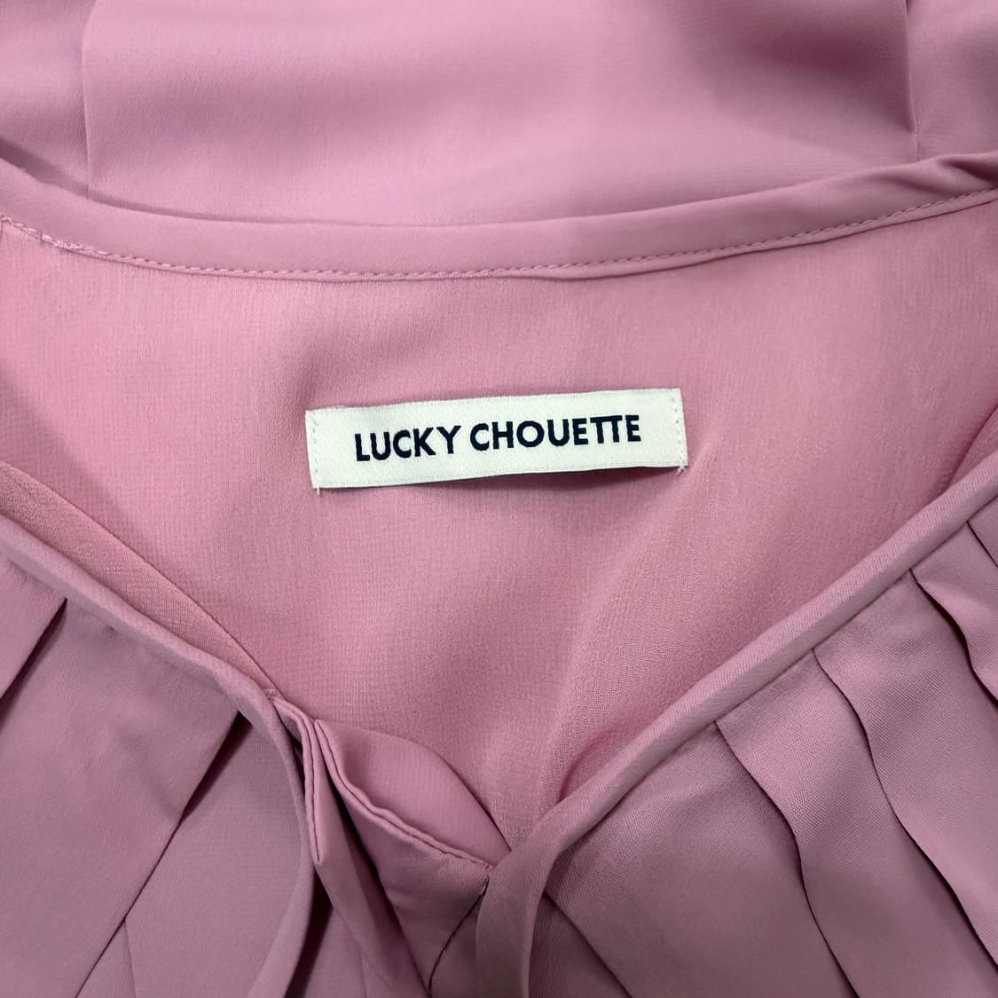 [한소희 착용] 럭키슈에뜨 빅 카라 플리츠 반팔 원피스 상품이미지8