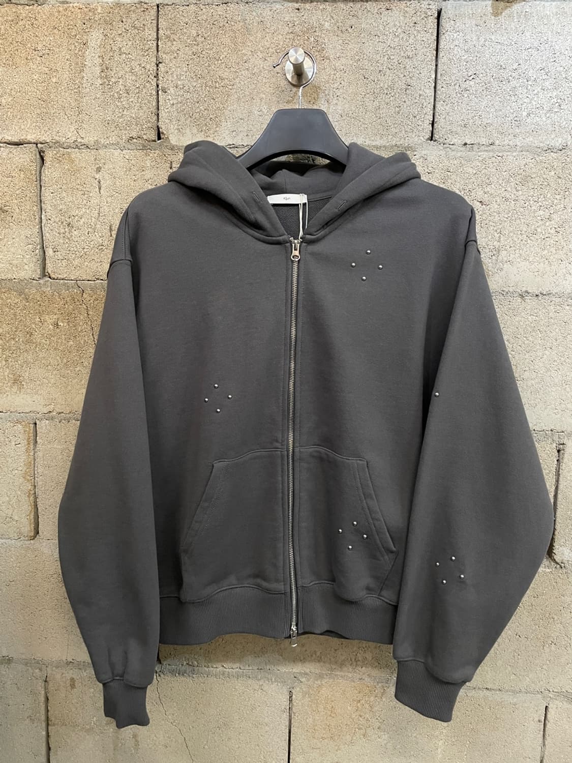 (새상품) 기준 스터드 후드집업 상품이미지3