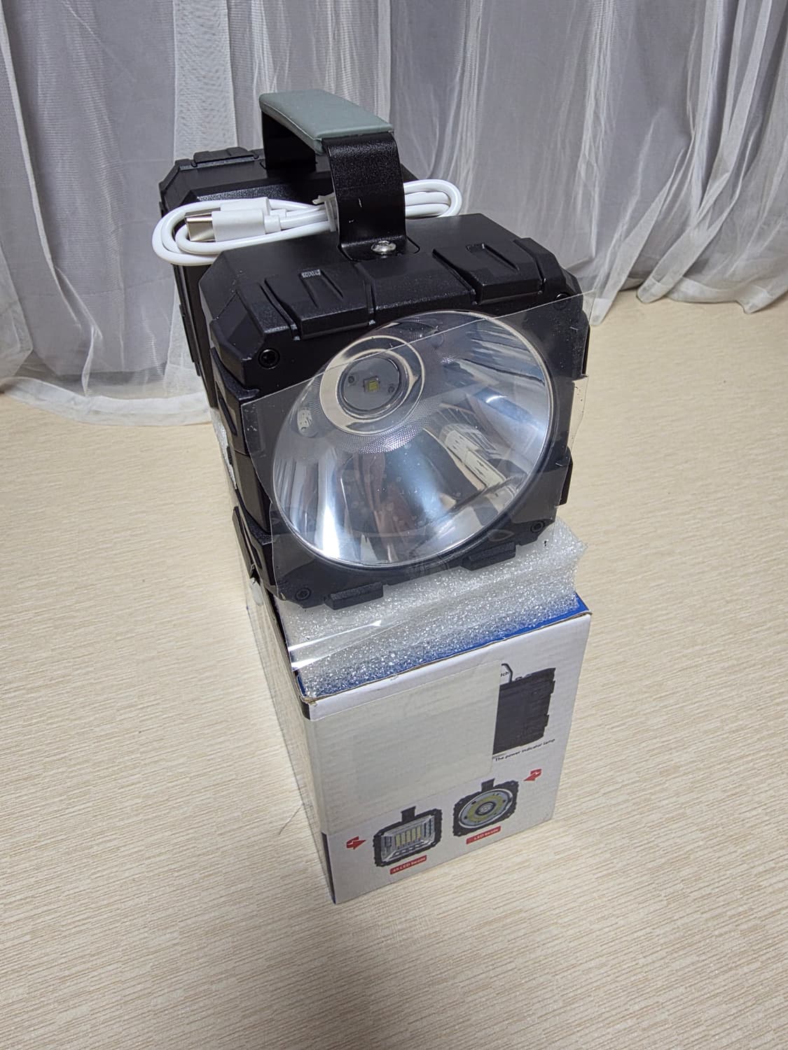 다기능 캠핑 양면라이트 + 보조배터리 겸용 새제품

- 박스에 담겨 있고 상품이미지4