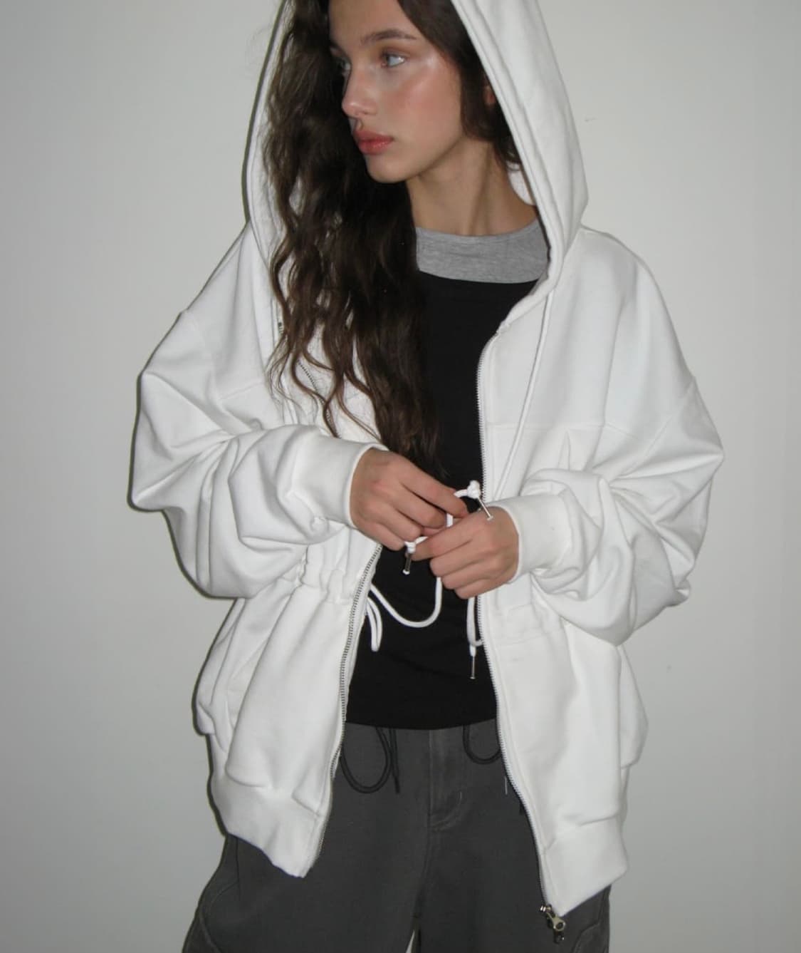 론론 셔링 후드집업 화이트 PENDANT SHIRRING HOODIE 상품이미지4