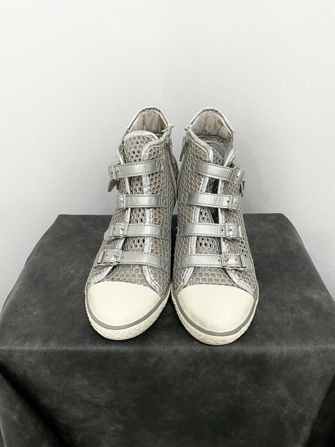 Ash Silver Mesh Multi-Buckle Wedge Sneak 상품이미지2