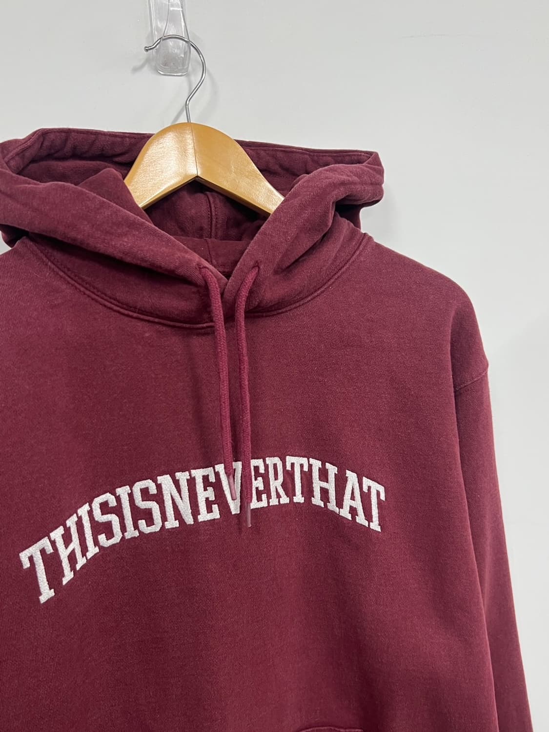 디스이즈네버댓 레터링 빅로고 버건디 풀오버 후드티 상품이미지2