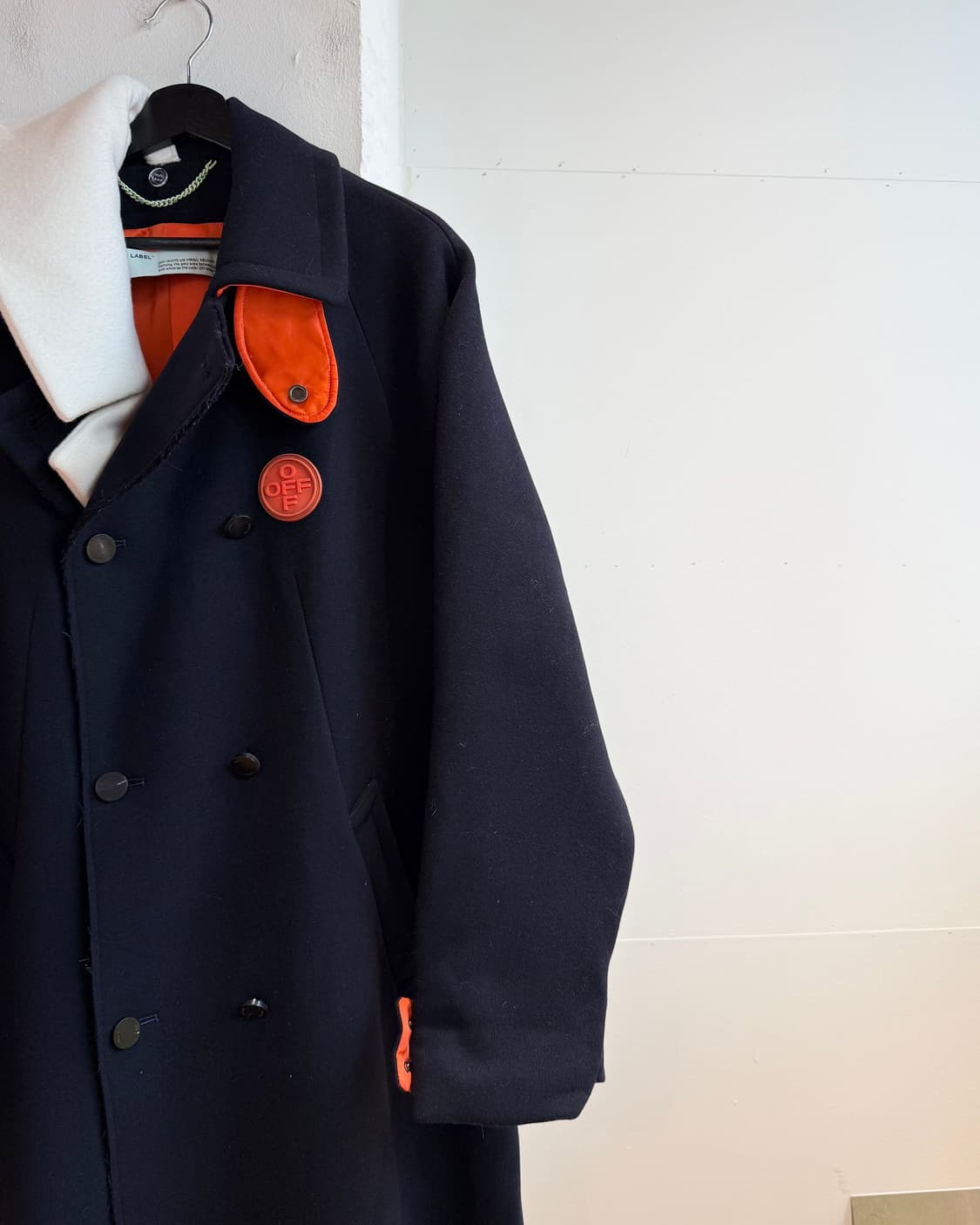 오프화이트 네이비 더블 패브릭 OMEA 제티드 포켓 센터 벤트 코트 상품이미지5