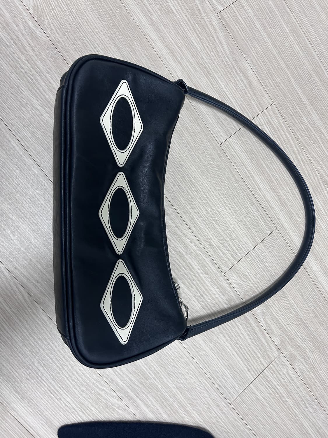 미스치프 롬버스 레더 숄더백 블랙 상품이미지2