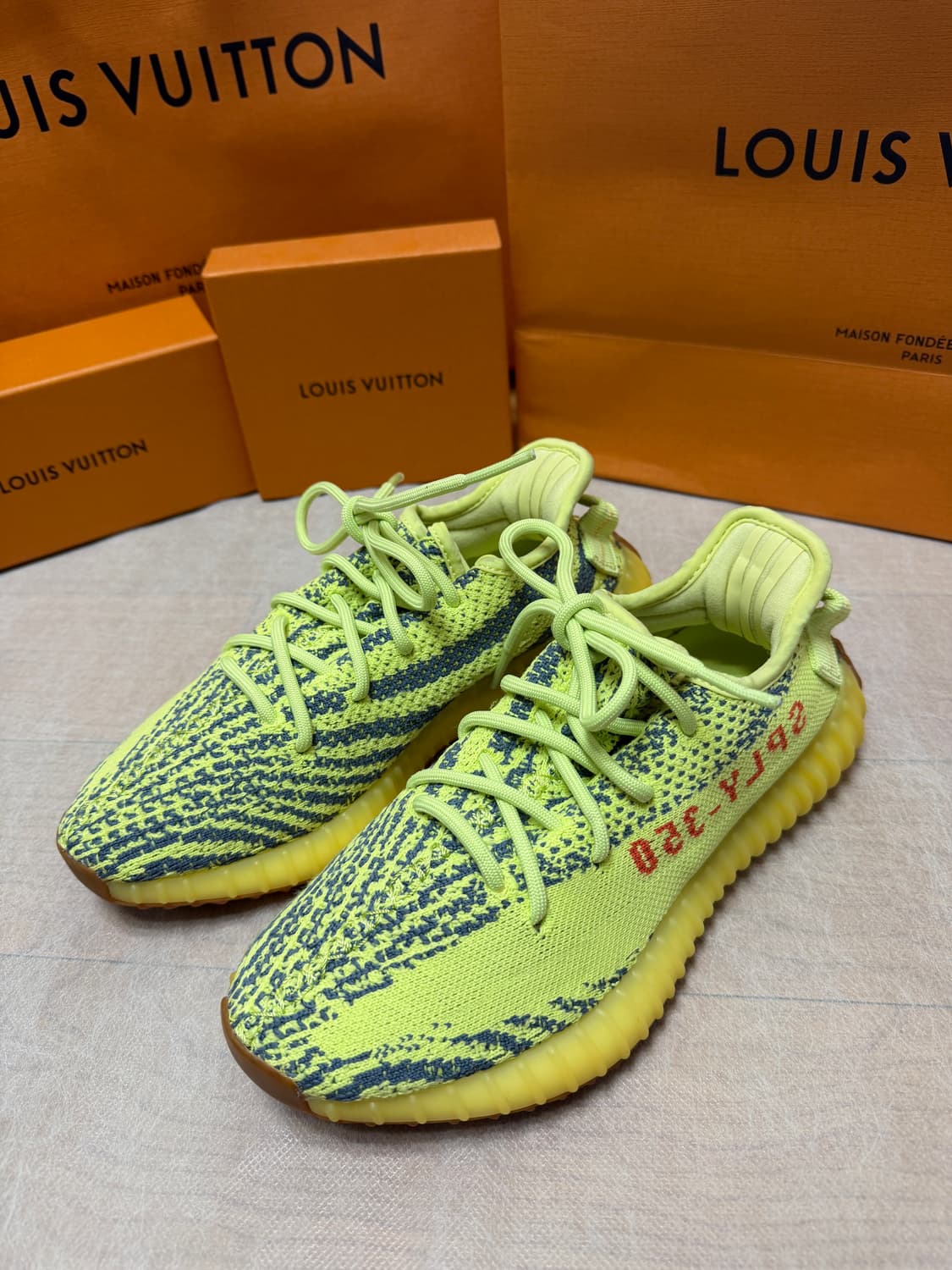 아디다스 이지부스트 예브라 230 상품이미지1