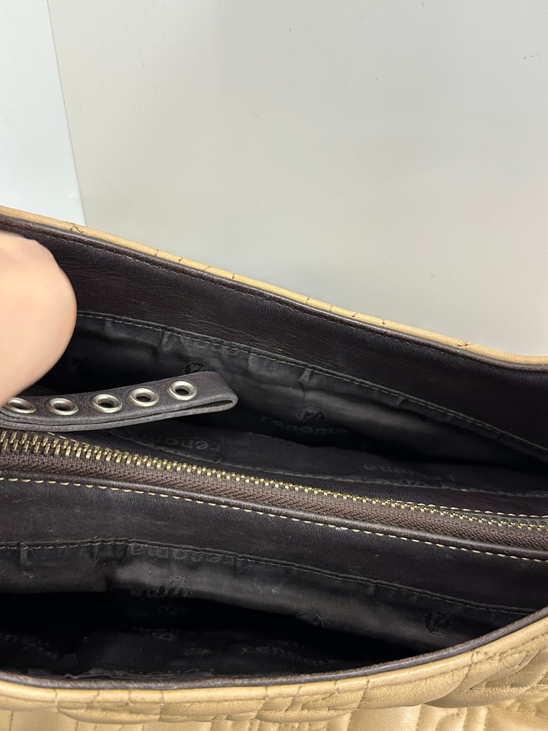 Renoma vintage embossed leather stud bag 상품이미지7