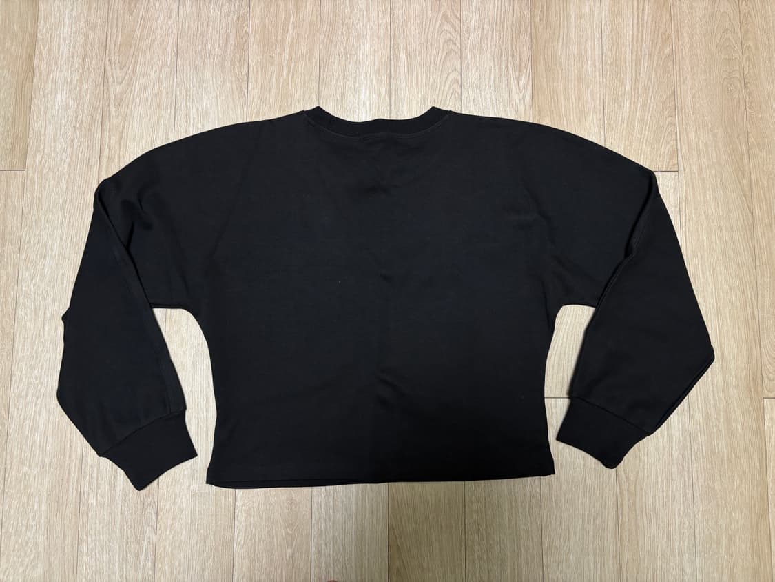 다이애그널 슬리브 실루엣 볼륨 티 블랙 상품이미지2