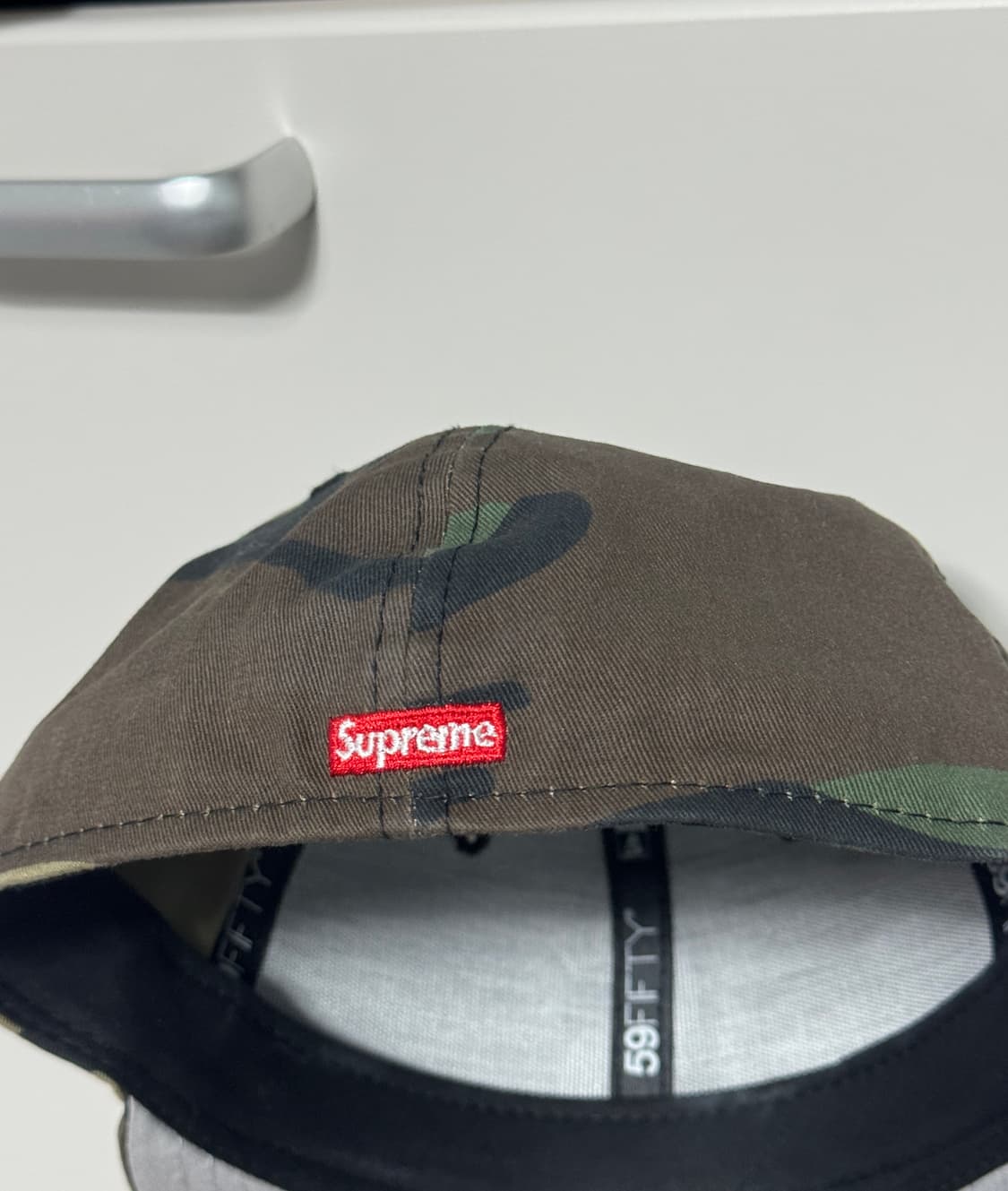 슈프림 x 뉴에라 스크류 볼 S 로고 우드랜드 카모 - 24FW 상품이미지2