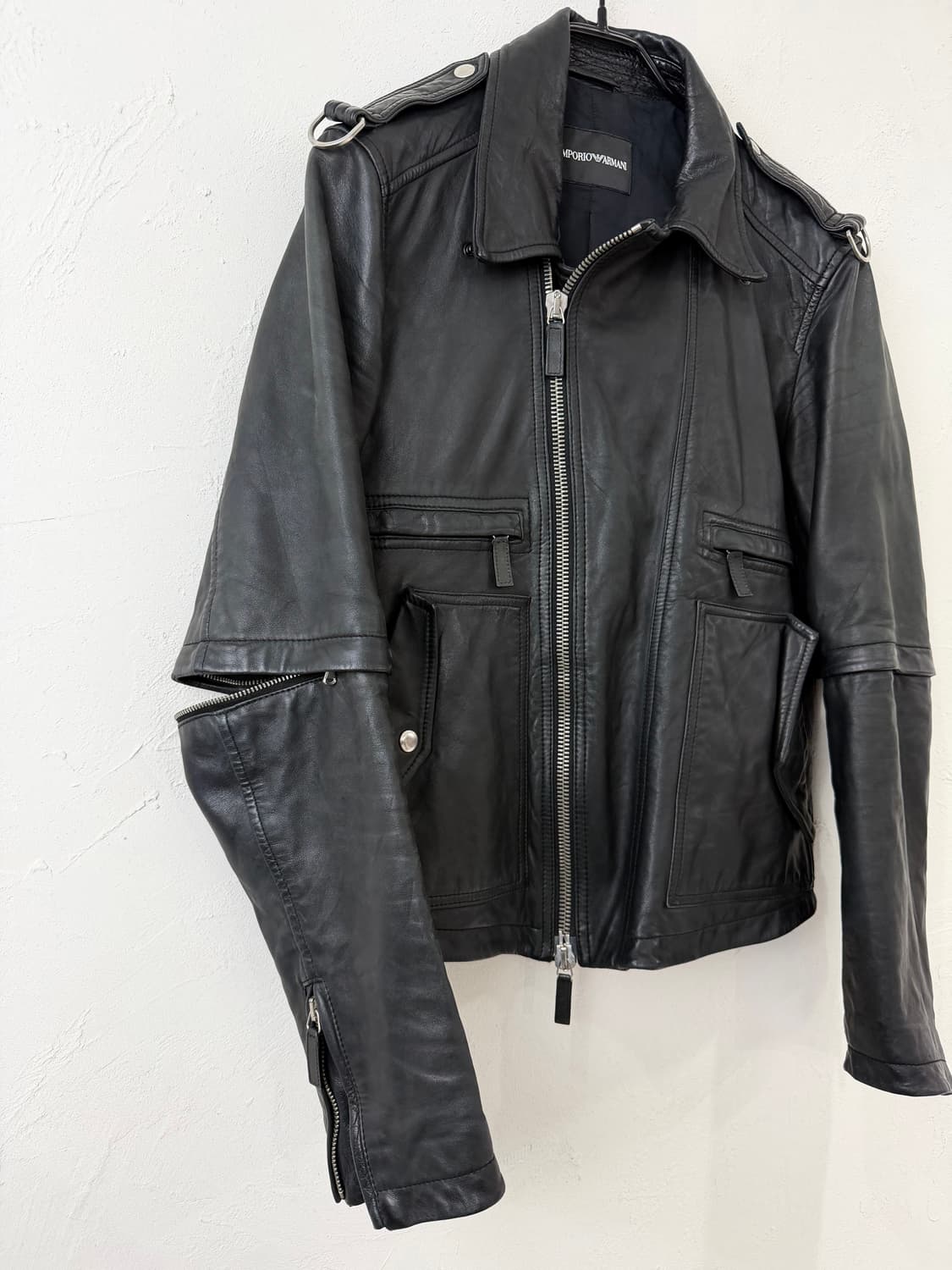 엠포리오 아르마니 디테쳐블 슬리브 레더 라이더 자켓 상품이미지2