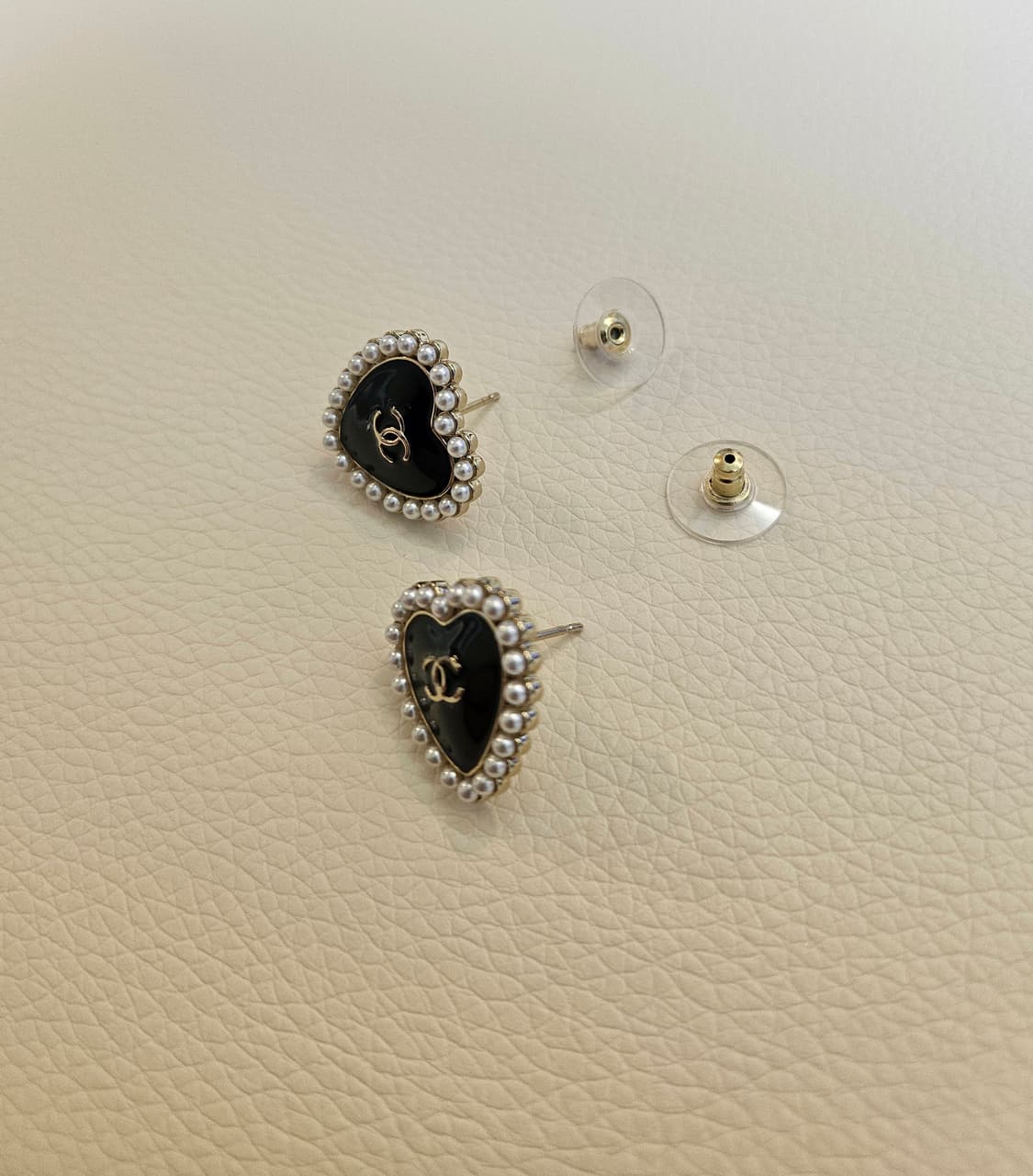 샤넬 블랙하트 진주장식 CC로고 귀걸이 업사이클링 상품이미지7