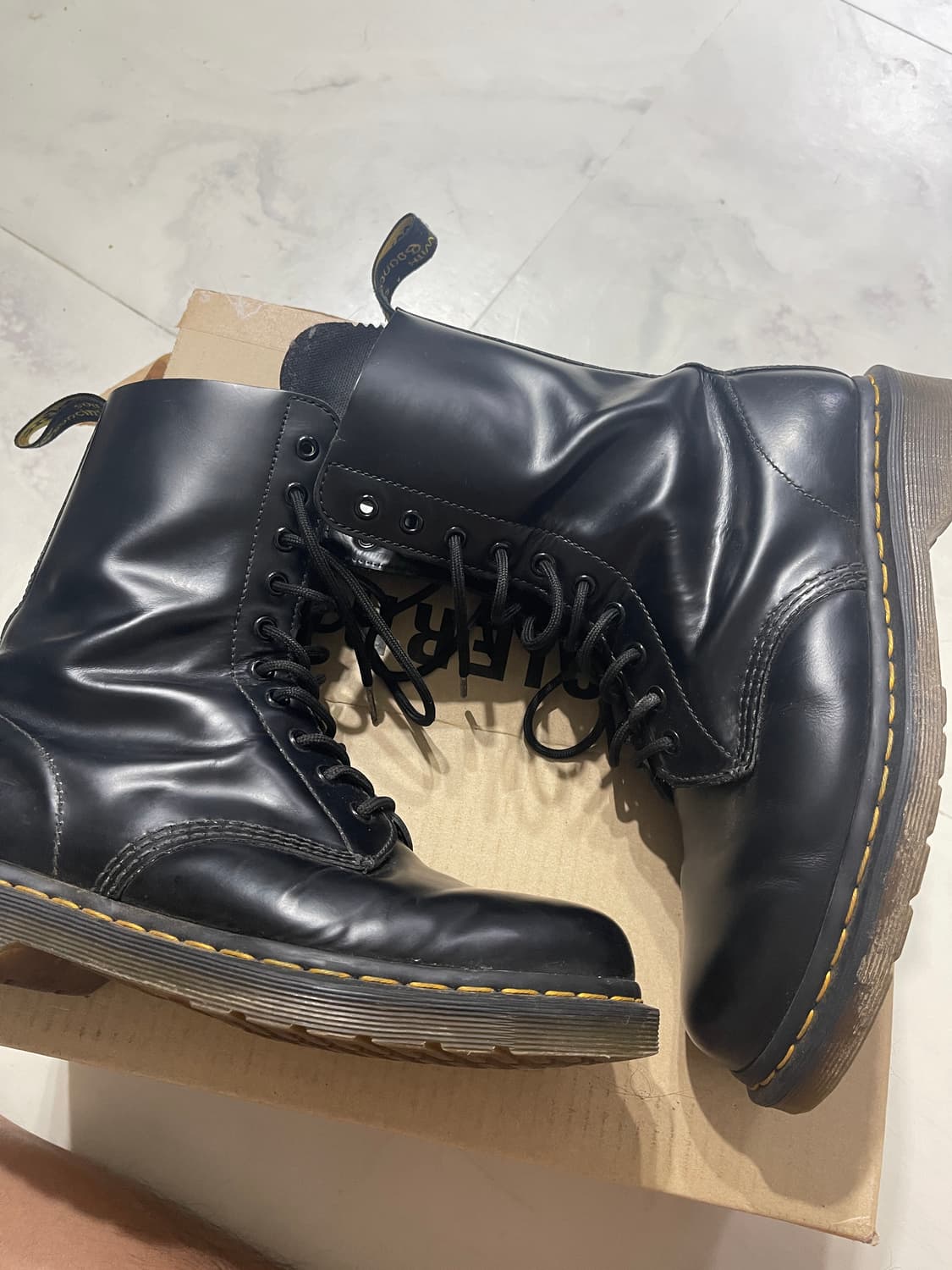 닥터마틴 10홀 워커 270 상품이미지1