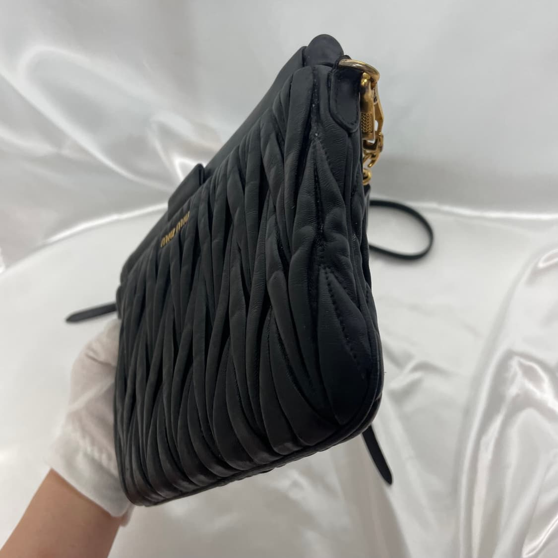 미우미우 블랙 마테라쎄 크로스백 단품 상품이미지3